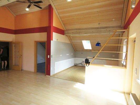 offene Küche und Zugang in das erste Kinderzimmer 