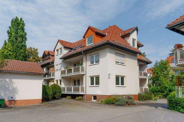 Blick zur Wohnung und den Balkonen