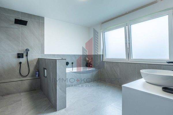 Das sanierte Badezimmer mit Regendusche