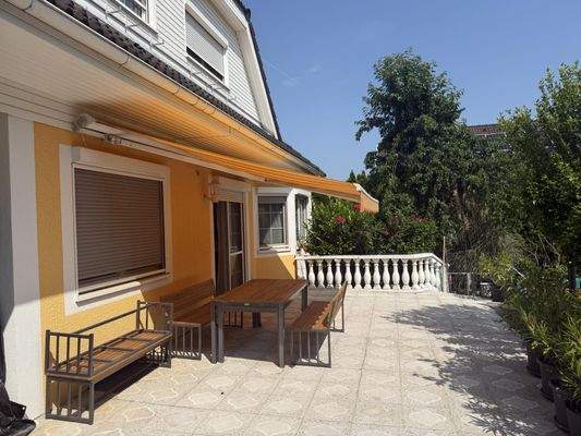 große Sonnenterrasse mit elektrischer Markise