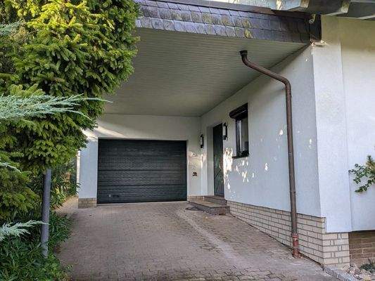 Eingangsbereich mit Garage   Carport