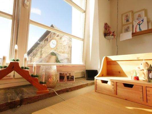  Gleich gegenüber die KIRCHTURMUHR