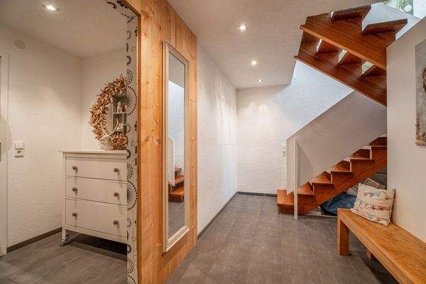 Untergeschoss Flur mit Treppenaufgang 