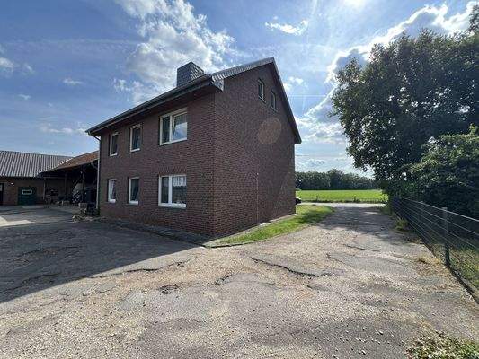 Hausansicht mit Einfahrt