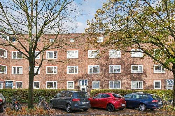 Die Wohnung befindet vom Haupteingang aus gesehen links im 1. OG.