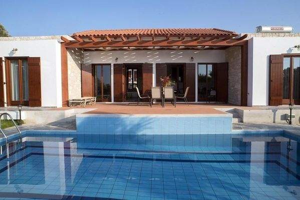 Kreta, Kirianna: Geräumige Villa mit Pool und Dachterrasse zu verkaufen