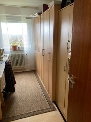 ... Platz für einen Kleider-Schrank ...