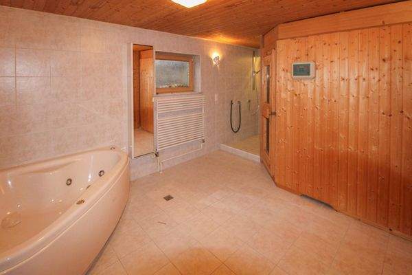 Badbereich mit Sauna