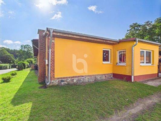 Front des Zuhauses 6