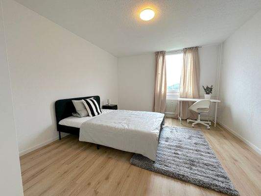 Helles, möbliertes Zimmer