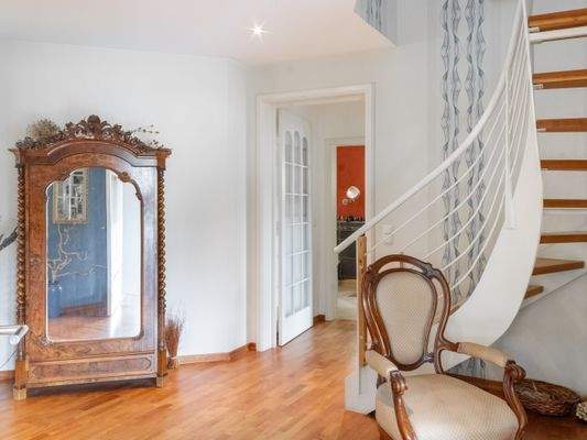 Blick in den großzügigen Eingangsbereich