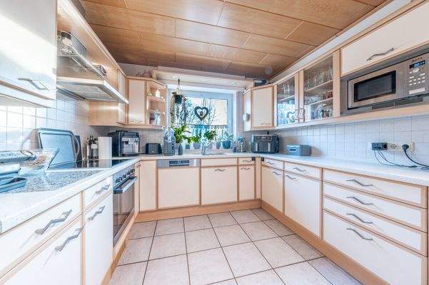 Eine helle Küche, welche im Haus verbleibt