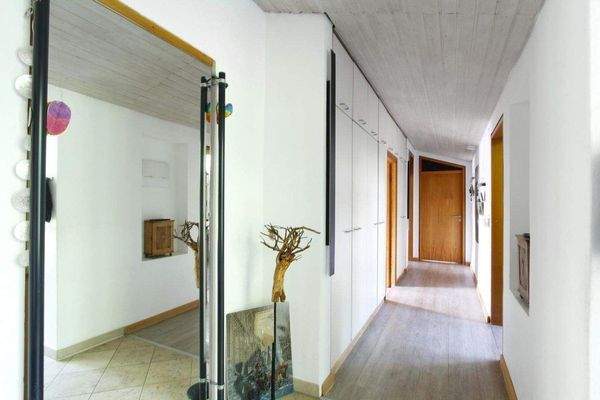 ...mit Flur in Richtung...