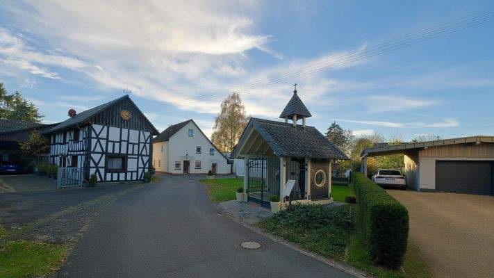 Dorfmittelpunkt mit Kapelle