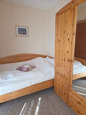 Schlafraum mit Fenster