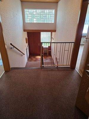 Flur im EG mit Blick zum Eingangsbereich