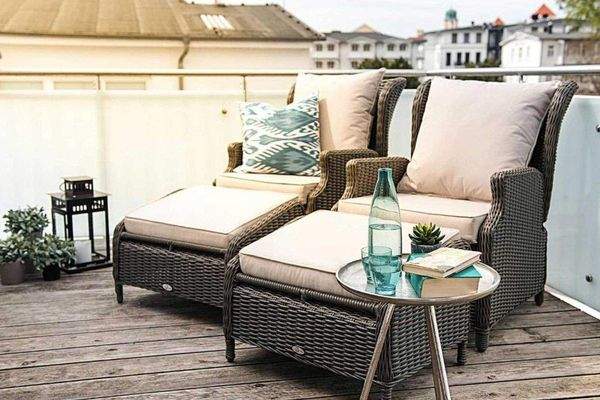 Balkon mit Lounge-Liegen.jpg