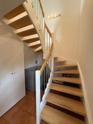 Treppenhaus mit Holztreppe