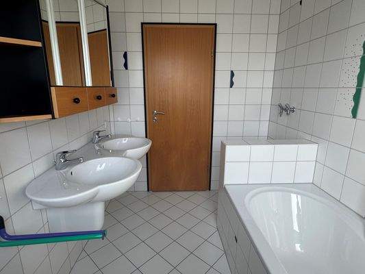 Badezimmer mit Doppelwaschbecken u. Waschmaschinenanschluss