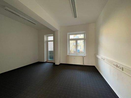 Büro mit Balkonzugang