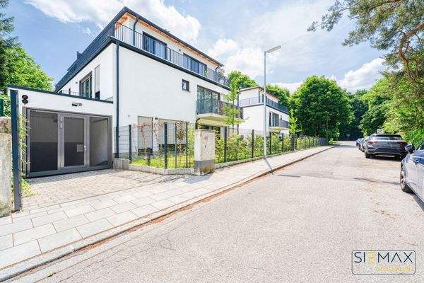 Seitliche Ansicht mit Tiefgarageneinfahrt