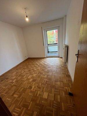 Kinderzimmer mit Blick Balkon 