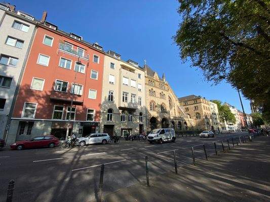 Rechts neben dem rötlichen Haus ist die Nr. 52