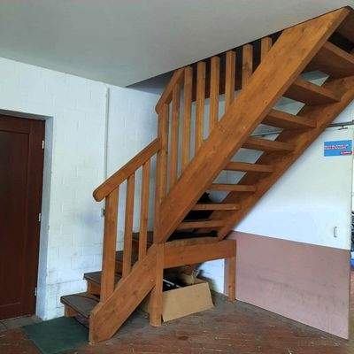 Treppe von der Garage ins OG