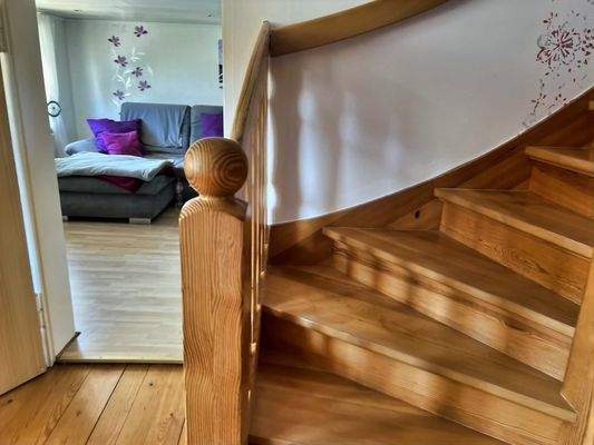 Flur und Treppenaufgnag zum Obergeschoss