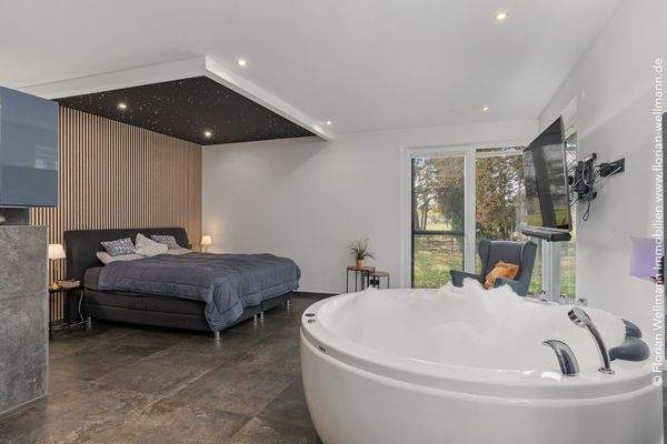 ... inkl. freistehender Badewanne ... 