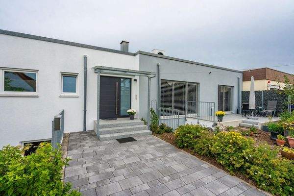 Eingang und Süd-West-Terrasse