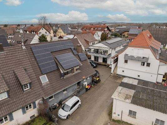 Außenansicht Altbau + Neubau