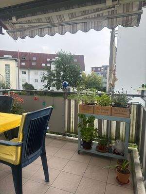 Gemütlicher Balkon mit Pflanzen