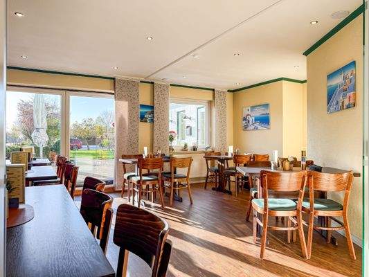 5. Gastraum mit Glasschiebetür zur Nutzung als Separee.jpg