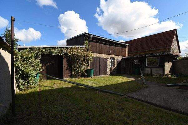 Hof mit Scheune und Garage