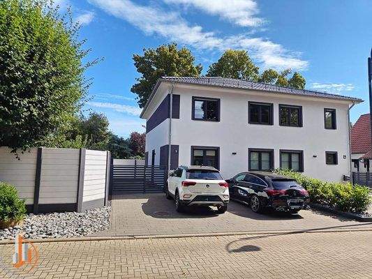 Ansicht von vorn mit Stellplätzen