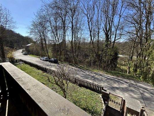 Blick auf Fahrradweg und B11