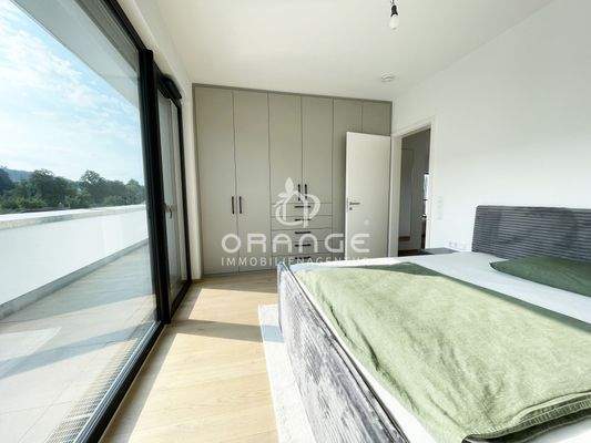 Das großzügige Schlafzimmer...