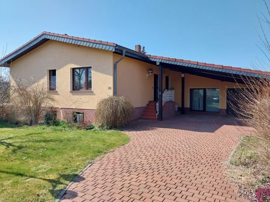 Aussenansicht Haupthaus mit Zufahrt.jpg