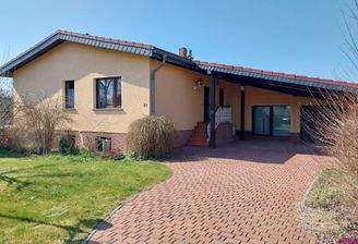 Aussenansicht Haupthaus mit Zufahrt.jpg