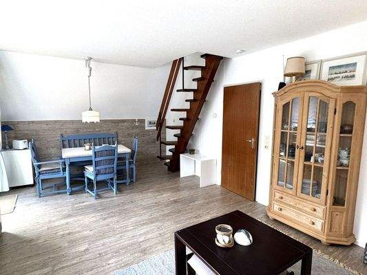 Wohn- und Esszimmer mit Zugang auf die Terrasse