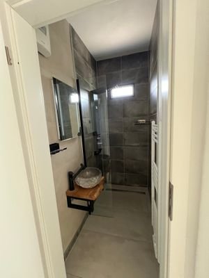 EG: Duschbad mit ebenerdige Dusche und Fenster