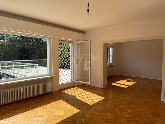 Blick vom Wohnbereich auf den Essbereich und die Terrasse