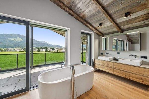 ... und Bad en suite samt freistehender Badewanne