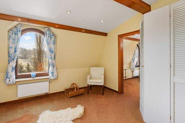 Zimmer 3 (12,85 m²) mit Durchgangsmöglichkeit 