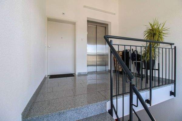 Eingang - Treppenhaus - Aufzug