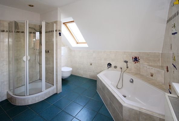Badezimmer mit Dusche und Badewanne