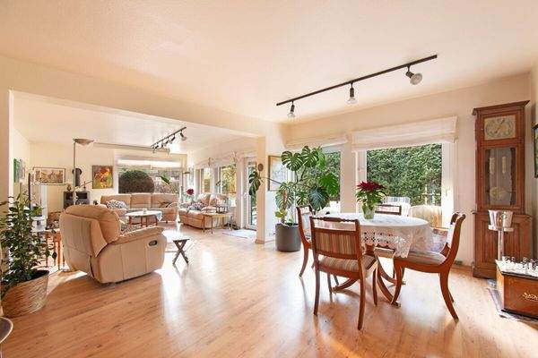 Großzügiger Wohn- und Essbereich mit Gartenblick