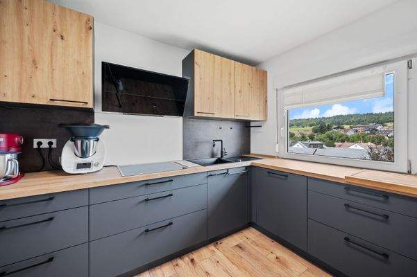 Geräumige Küche mit Ausblick