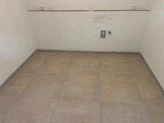 Großer Abstellraum mit Waschmaschinenanschluss